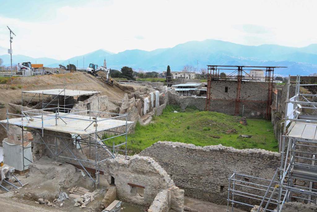 Vicolo dei Balconi, north end on the left, is going south alongside the green area of the garden of V.2.i.
In the foreground is the newly excavated Vicolo delle Nozze d’Argento and in front is V.7 under excavation.
Vicolo dei Balconi, all'estremità nord sulla sinistra, sta andando a sud lungo l'area verde del giardino di V.2.i.
In primo piano c'è il Vicolo delle Nozze d’Argento appena scavato e di fronte c'è V.7 in scavo.
Photograph © Parco Archeologico di Pompei.