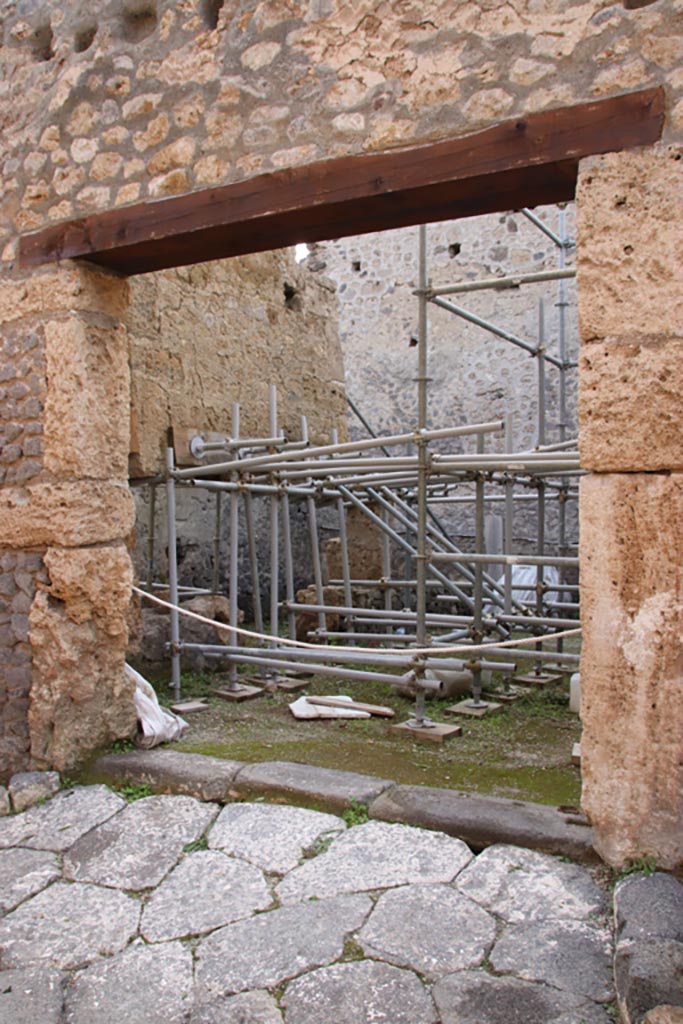 Vicolo dei Balconi, Pompeii. October 2022.
Looking west to entrance doorway into stable, room A16, of Casa di Orione. Photo courtesy of Klaus Heese.