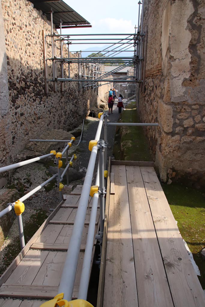 Vicolo dei Balconi, between V.2 and V.3, Pompeii. October 2022.
Looking south from Casa del Giardino, on left, and V.2.21, on right. Photo courtesy of Klaus Heese.