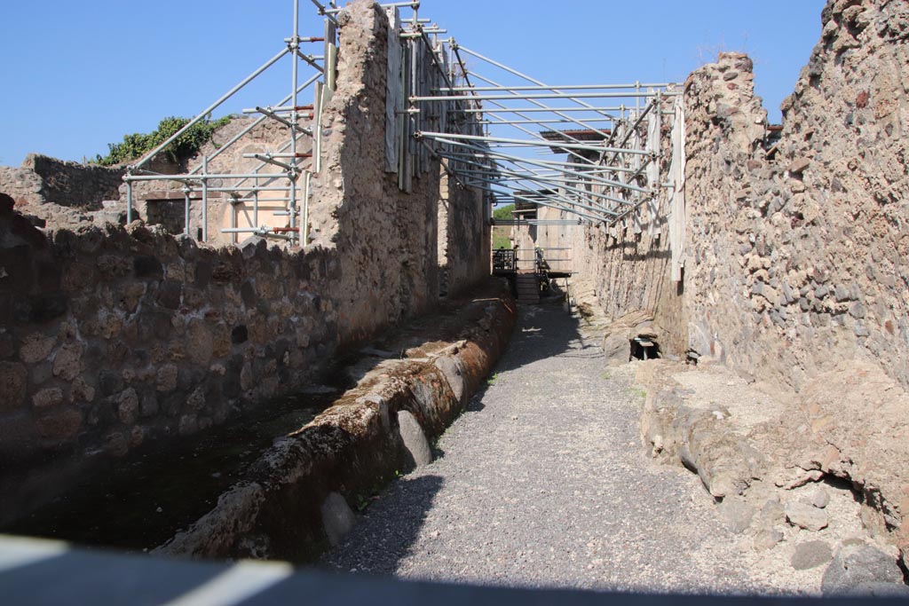Vicolo dei Balconi, Pompeii. October 2023.
Looking north from junction with Via di Nola. V.2.20 Pompeii is centre left, lit by sunlight. Photo courtesy of Klaus Heese.