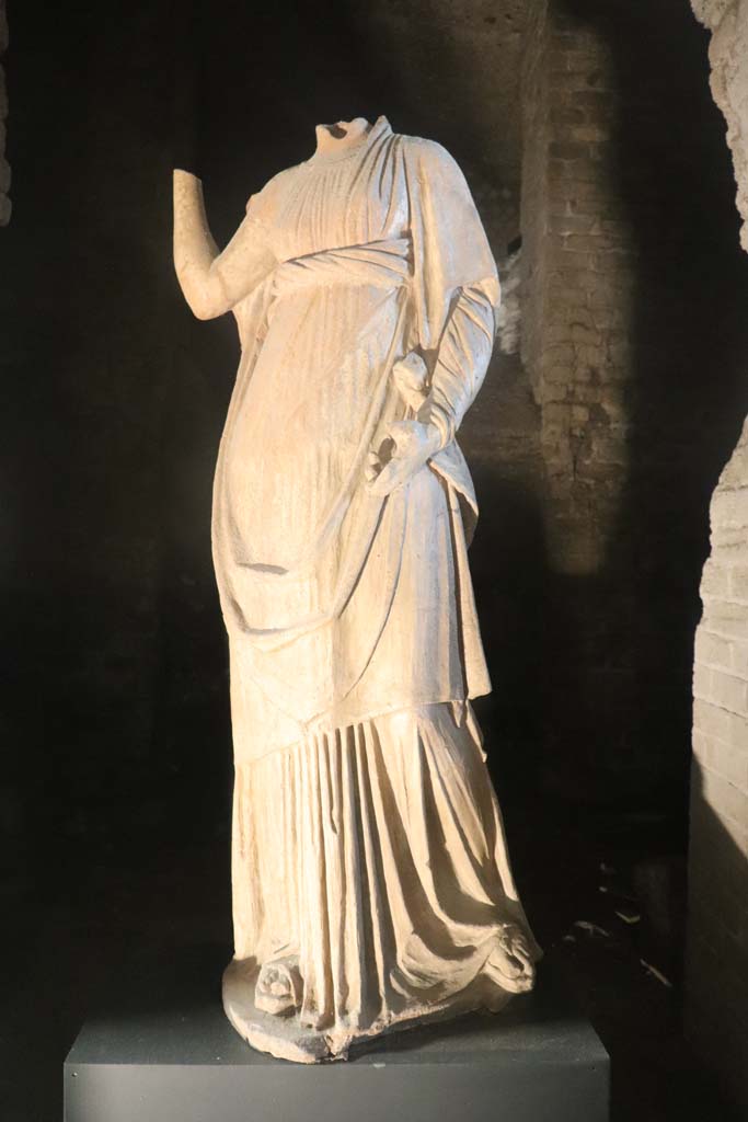 VIII.1.4 Pompeii Antiquarium. February 2021.
Statue of Demeter/Ceres, from the Santuario extraurbano del Fondo Iozzino.
Photo courtesy of Fabien Bièvre-Perrin (CC BY-NC-SA).