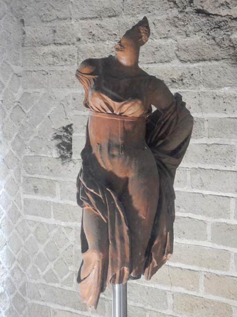 Santuario extraurbano del Fondo Iozzino. May 2018. Statue of Artemis-Hecate or Aphrodite on show in Antiquarium.
Photo courtesy of Buzz Ferebee.