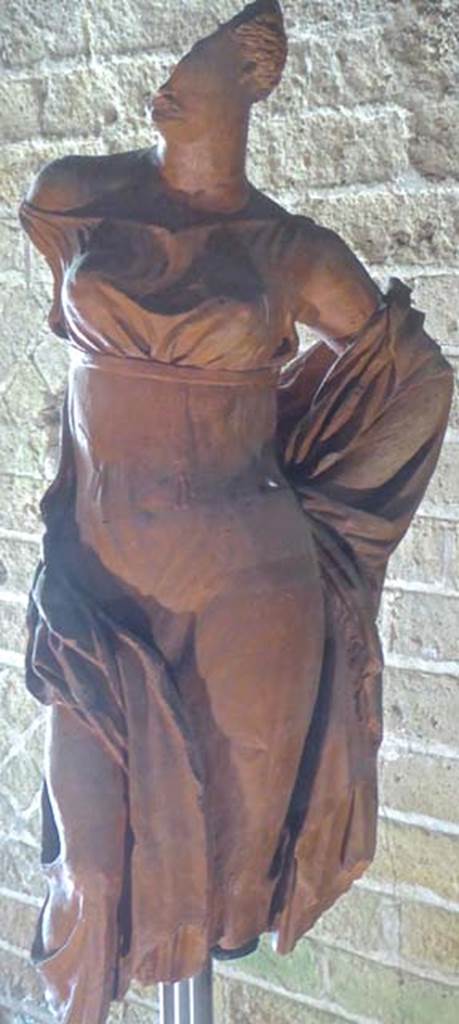 Santuario extraurbano del Fondo Iozzino. June 2017. Statue of Artemis-Hecate or Aphrodite, dating to the mid to late 2nd century BC.
Photo courtesy of Michael Binns.
Now in SAP deposits, inventory number 13152.