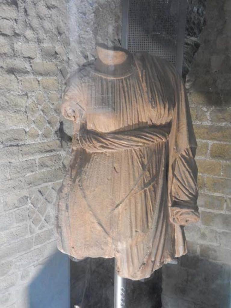 Santuario extraurbano del Fondo Iozzino. May 2018. Third statue found, possibly of Ceres/Demeter.
Photo courtesy of Buzz Ferebee.