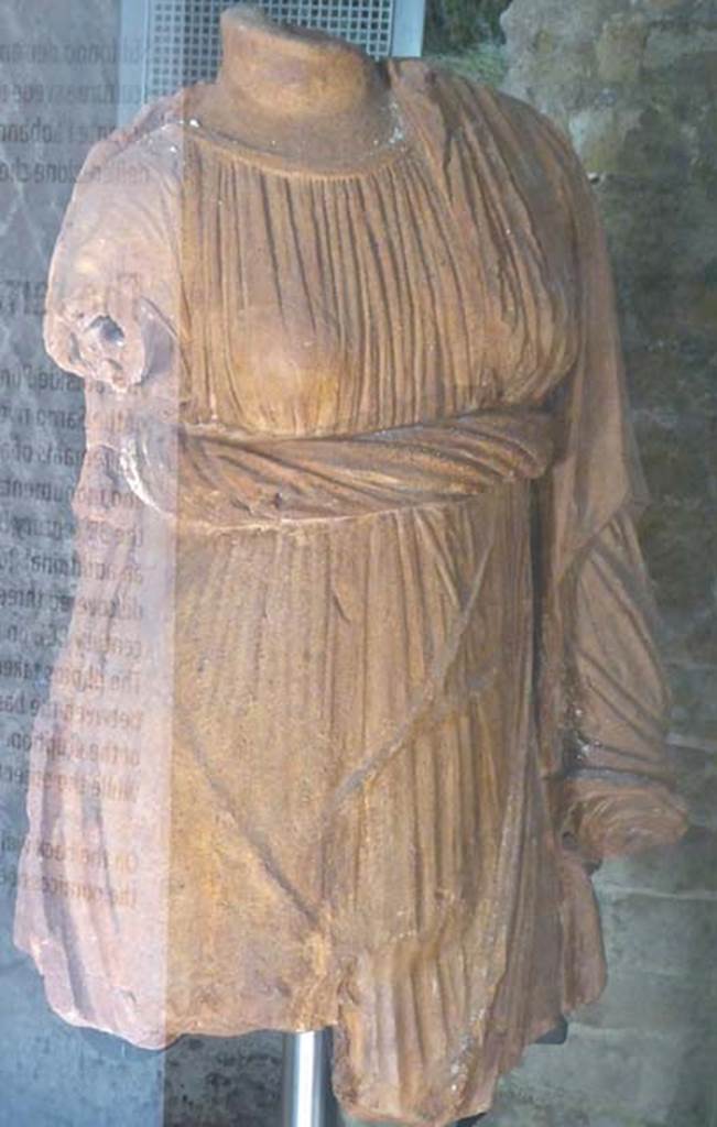 Santuario extraurbano del Fondo Iozzino. June 2017. Third statue, possibly of Ceres/Demeter, dating to the mid to late 2nd century BC, found at the sanctuary.
Photo courtesy of Michael Binns.
Now in SAP deposits.