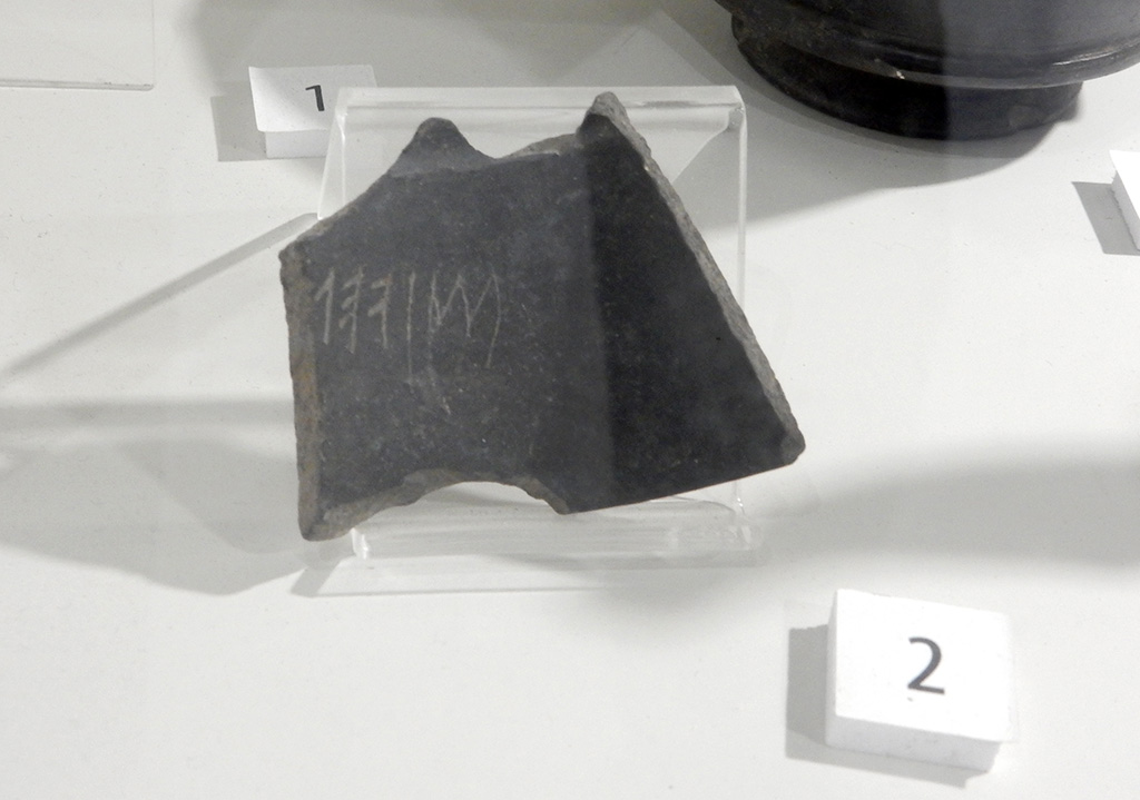 Santuario extraurbano del Fondo Iozzino. May 2018. Campanian bucchero kantharos with Etruscan inscription, second half of 6th century BC
Photo courtesy of Buzz Ferebee.