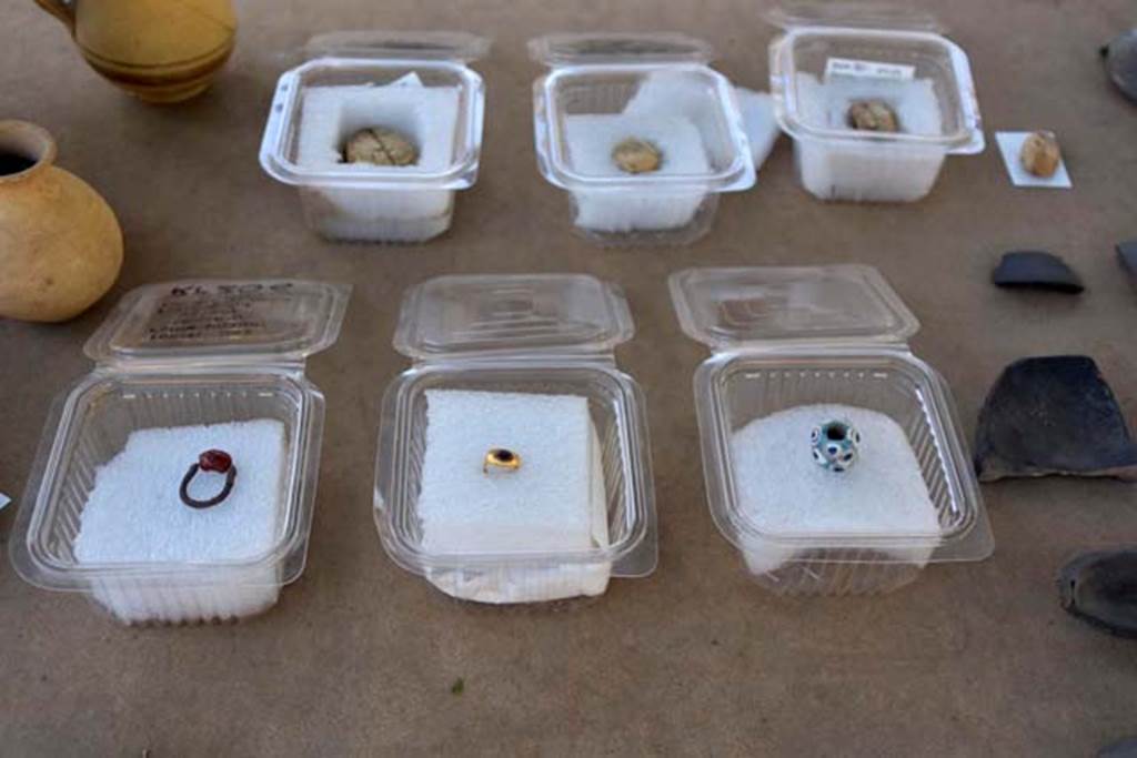 Santuario extraurbano del Fondo Iozzino. 2014 excavations. Jewellery finds.
Reperti di gioielli.
Photograph © Parco Archeologico di Pompei.