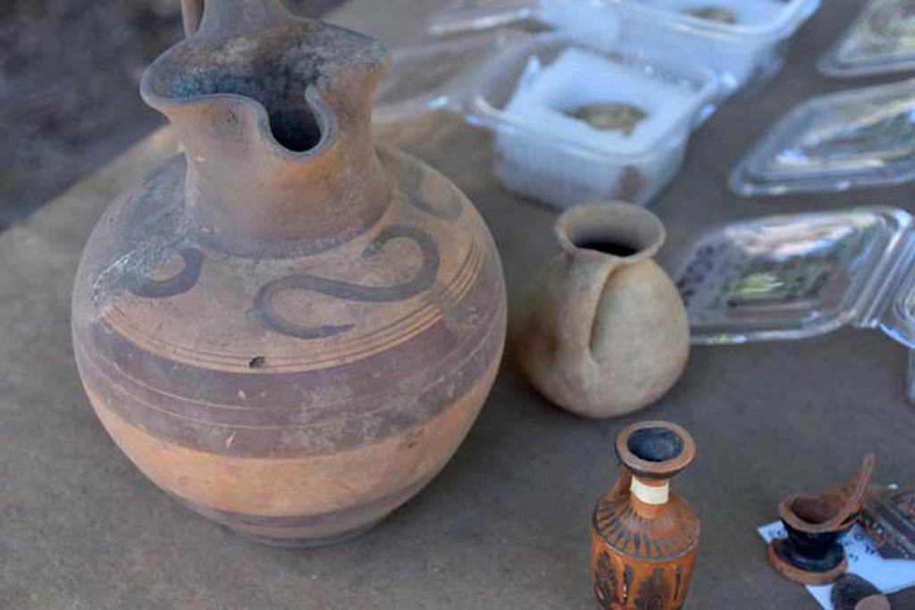 Santuario extraurbano del Fondo Iozzino. 2014 excavations. Decorated single handled trefoil jug and small round undecorated jug.
Brocca a forma trifoglio decorata a manico singolo e piccola brocca rotonda non decorata.
Photograph © Parco Archeologico di Pompei.