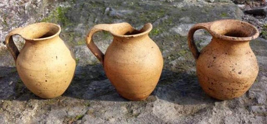 Santuario extraurbano del Fondo Iozzino. 2014. Three single handle jugs.
Tre brocche a manico singolo.
Photograph © Parco Archeologico di Pompei.