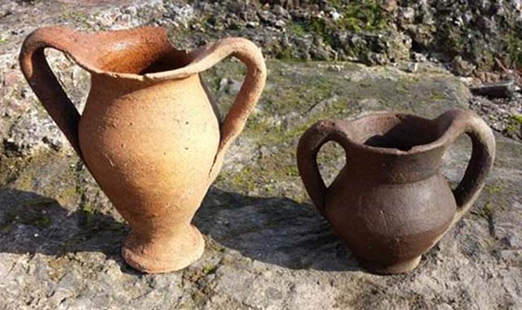 Santuario extraurbano del Fondo Iozzino. 2014. Two jugs with double handles.
Due brocche con doppie maniglie.
Photograph © Parco Archeologico di Pompei.