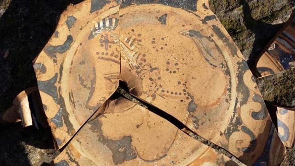 Santuario extraurbano del Fondo Iozzino. 2014. Decorated pottery with representation of a face. Red figure kylix with woman’s head, 4th century BC
Ceramica decorata con rappresentazione di un volto. Kylix a figure rosse con testa femminile, IV secolo a.C.
Photograph © Parco Archeologico di Pompei.