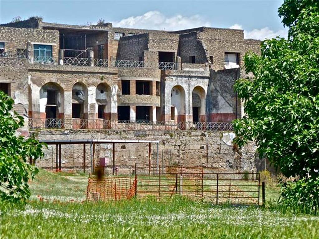 Sanctuary of Minerva Italica adjacent to the west side of Pompeii. May 2011. Looking east across garden area at rear of House of Fabius Rufus.
Santuario di Minerva Italica adiacente al lato ovest di Pompei. maggio 2011. Guardando ad est attraverso l'area del giardino sul retro di Casa di Fabio Rufo.
Photo courtesy of Michael Binns.