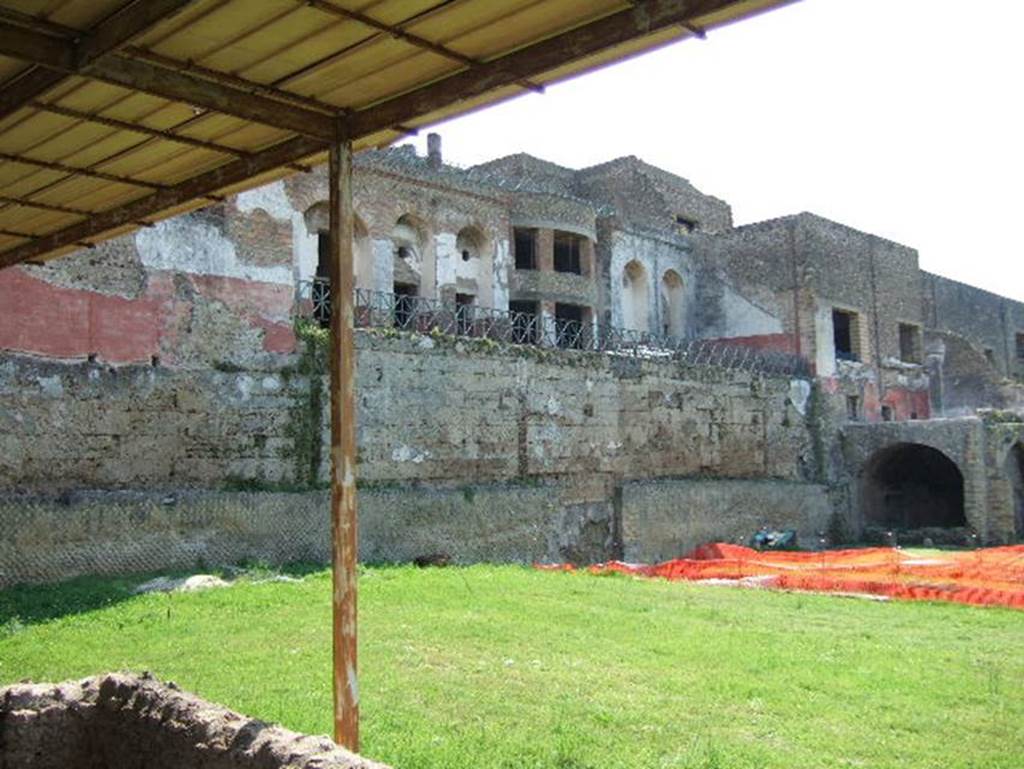 Sanctuary of Minerva Italica adjacent to the west side of Pompeii. May 2006. Garden looking towards rear of House of Fabius Rufus.
According to Jashemski, the gardens at the rear of the house were reached from the house by stairways cut in the city wall.
See Jashemski, W. F., 1993. The Gardens of Pompeii, Volume II: Appendices. New York: Caratzas. (p.202-4, A and D)
Santuario di Minerva Italica adiacente al lato ovest di Pompei. maggio 2006. Giardino che guarda verso la parte posteriore della Casa di Fabio Rufo.
Secondo Jashemski, i giardini sul retro della casa sono stati raggiunti dalla casa da scale tagliate nelle mura della città.
Vedi Jashemski, W. F., 1993. The Gardens of Pompeii, Volume II: Appendices. New York: Caratzas. (p.202-4, A e D)