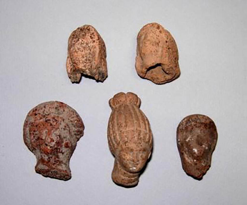 Pompei. Santuario adiacente al muro ovest di Pompei dedicato a una divinità femminile (Minerva Italica).
Fig. 31. Testine femminili di terracotta