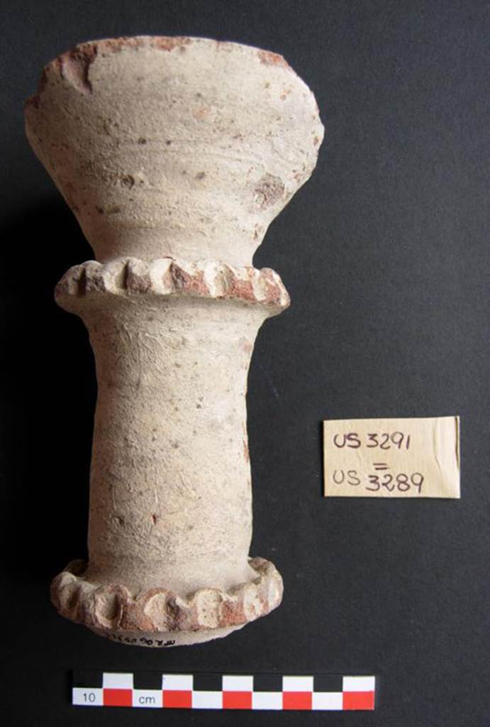 Pompei. Santuario adiacente al muro ovest di Pompei dedicato a una divinità femminile (Minerva Italica).
Fig. 33. Thymiatérion fittile.