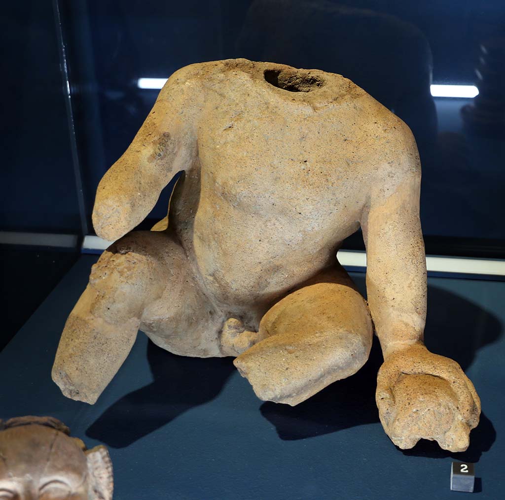 Stabia Temple of Athena. Sanctuary in località privati, ex-voto find of child.
Stabia Tempio Atena. Santuario in località privati, ritrovamenti ex-voto con bambino.
Photo Sailko, CC BY-SA 4.0, attraverso Wikimedia Commons.