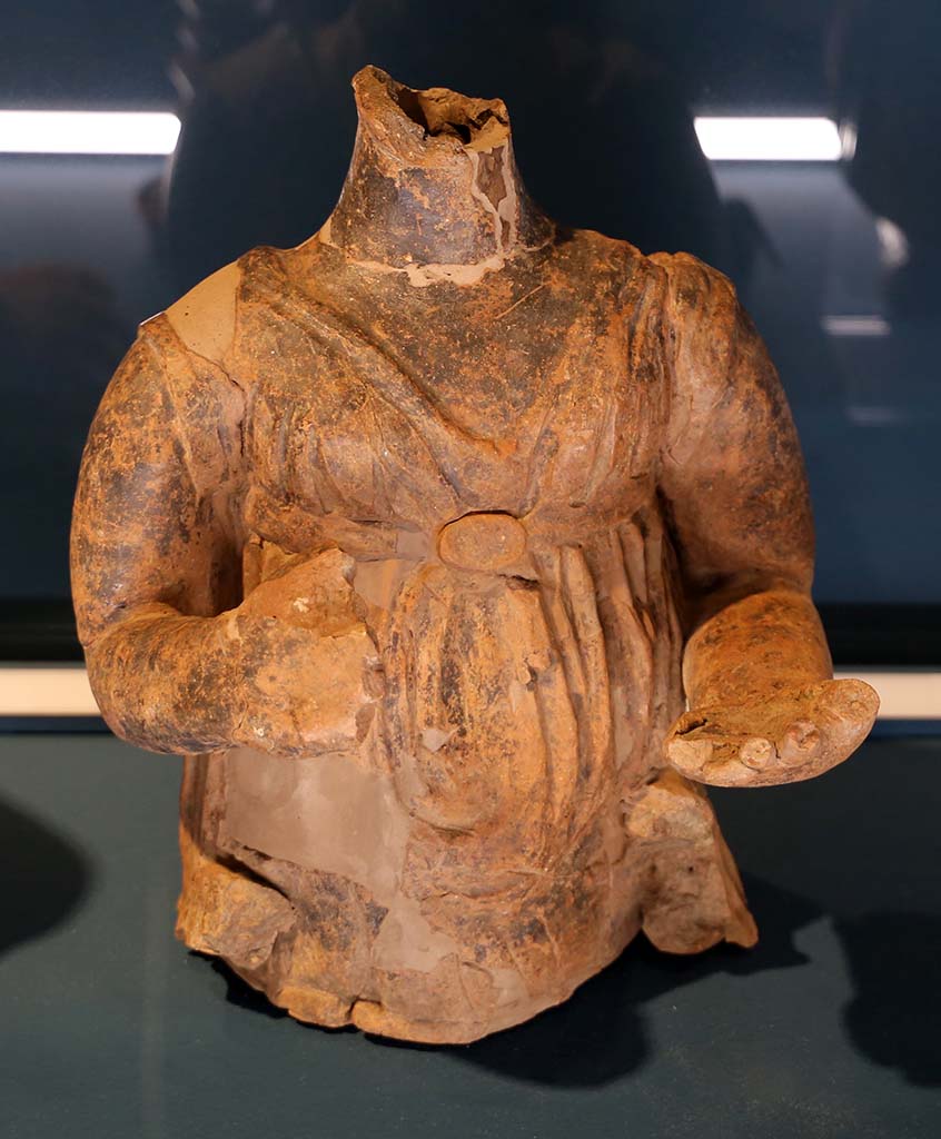 Stabia Temple of Athena. Sanctuary in località privati, ex-voto find of female bust.
Stabia Tempio Atena. Santuario in località privati, ritrovamenti ex-voto con busto femminile.
Photo Sailko, CC BY-SA 4.0, attraverso Wikimedia Commons.