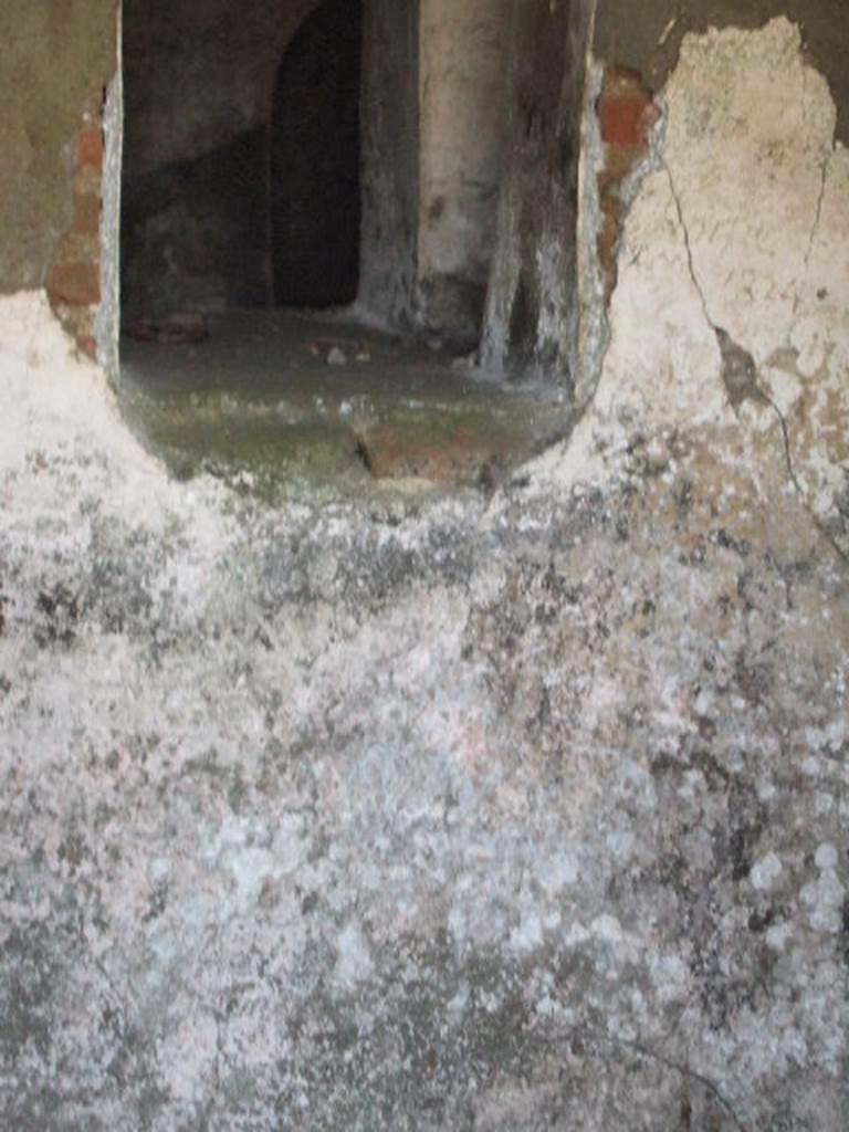 HGW17 Pompeii. May 2006. Interior of tomb.