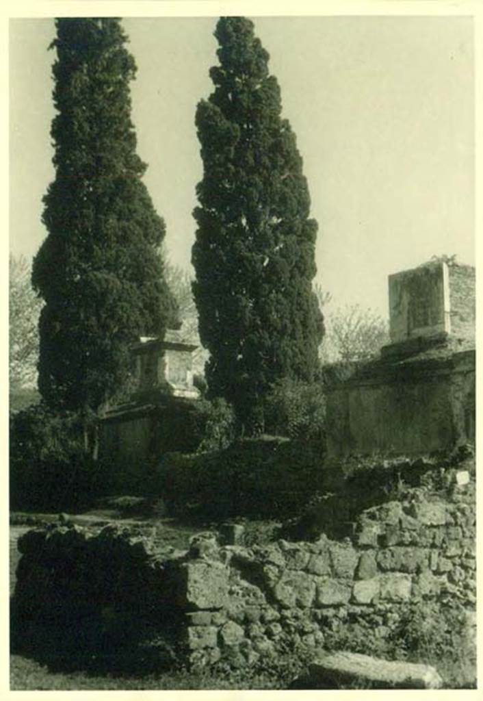 HGW16 and HGW17 (on right) Pompeii. 1940. Looking south across front of tombs on Via dei Sepolcri. Photo courtesy of Rick Bauer.


