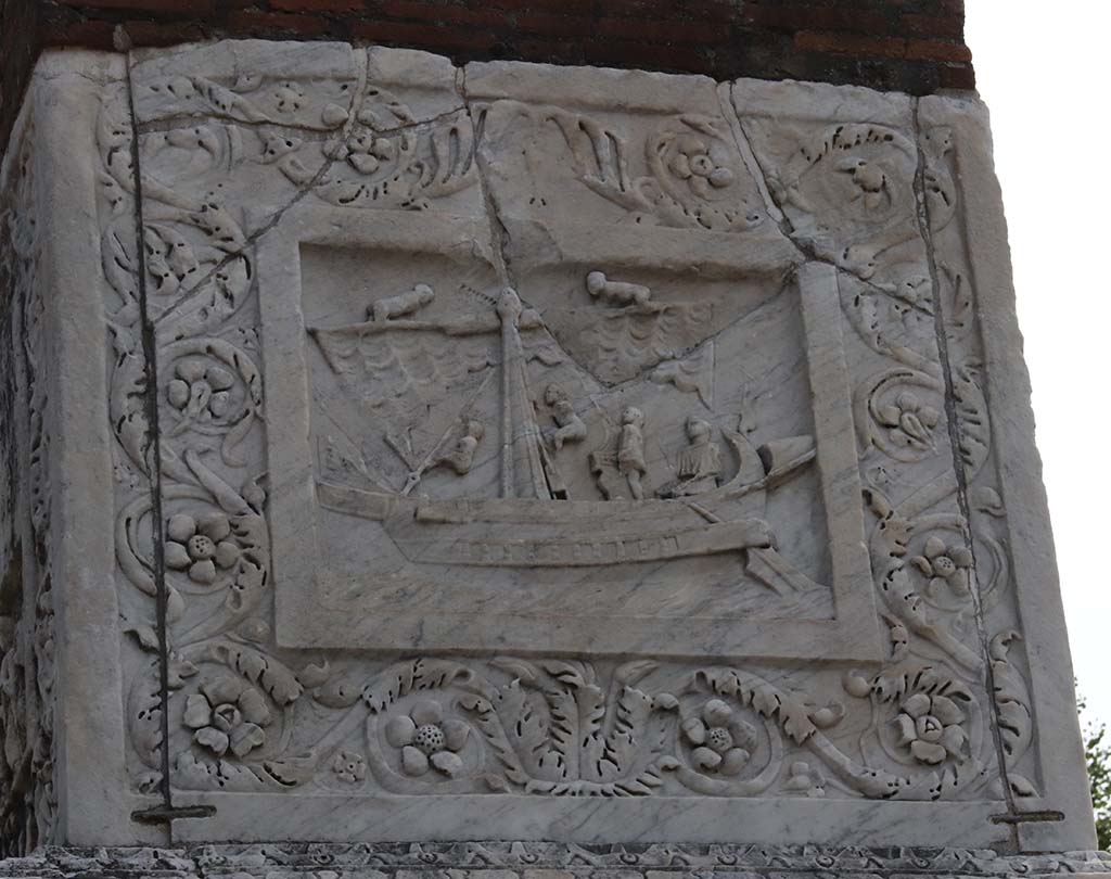 HGW22 Pompeii. September 2021. Detail of ship relief on upper north side. Photo courtesy of Klaus Heese.