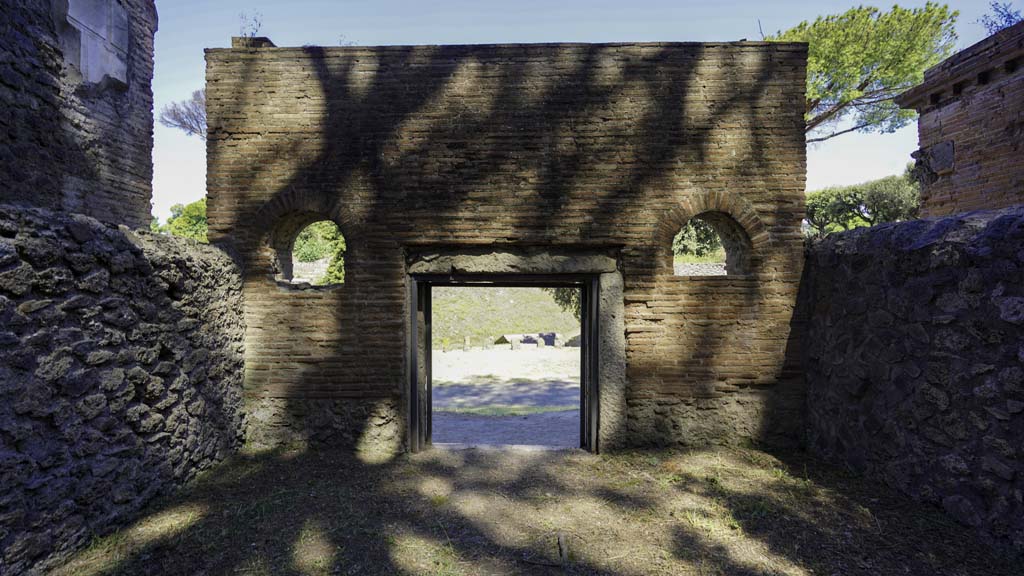 Pompeii Porta Nocera. August 2021.
Tomb 15ES. Looking north from interior towards entrance doorway. Photo courtesy of Robert Hanson