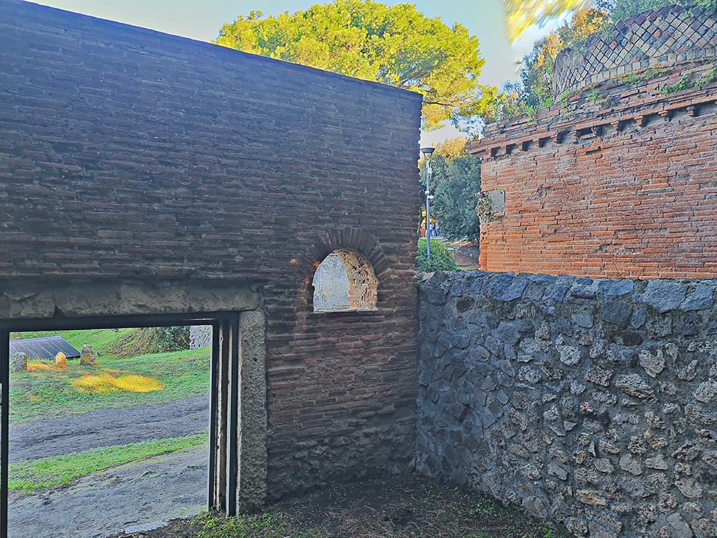 Pompeii Porta Nocera. October 2024.
Tomb 15ES. Looking north-east from interior towards entrance doorway and arched opening. Photo courtesy of Giuseppe Ciaramella.
.