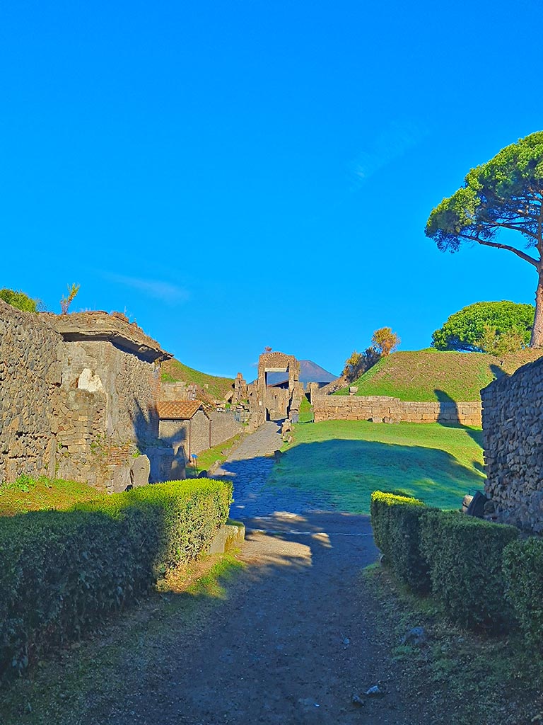 Pompeii Porta Nocera. October 2024.
Looking north to junction of Via delle Tombe and Porta Nocera, tomb 1ES with two upright stones is on left.
Photo courtesy of Giuseppe Ciaramella.
