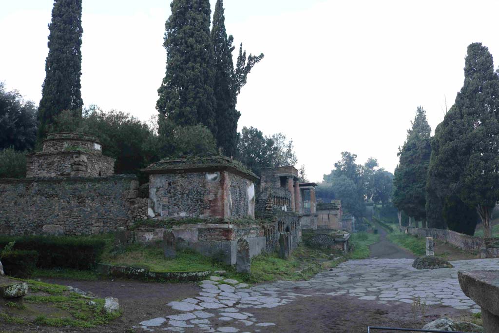 Pompeii Porta Nocera. December 2018.
Looking west from tomb 3OS and tomb 1OS, along Via delle Tombe. Photo courtesy of Aude Durand.