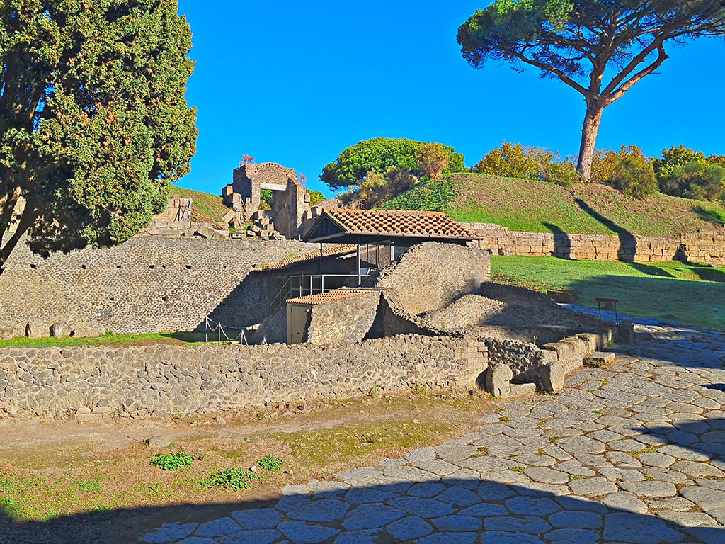 Via delle Tombe, Pompeii. October 2024.
Looking north-east towards Porta Nocera, Via di Nocera and City Walls. Photo courtesy of Giuseppe Ciaramella.