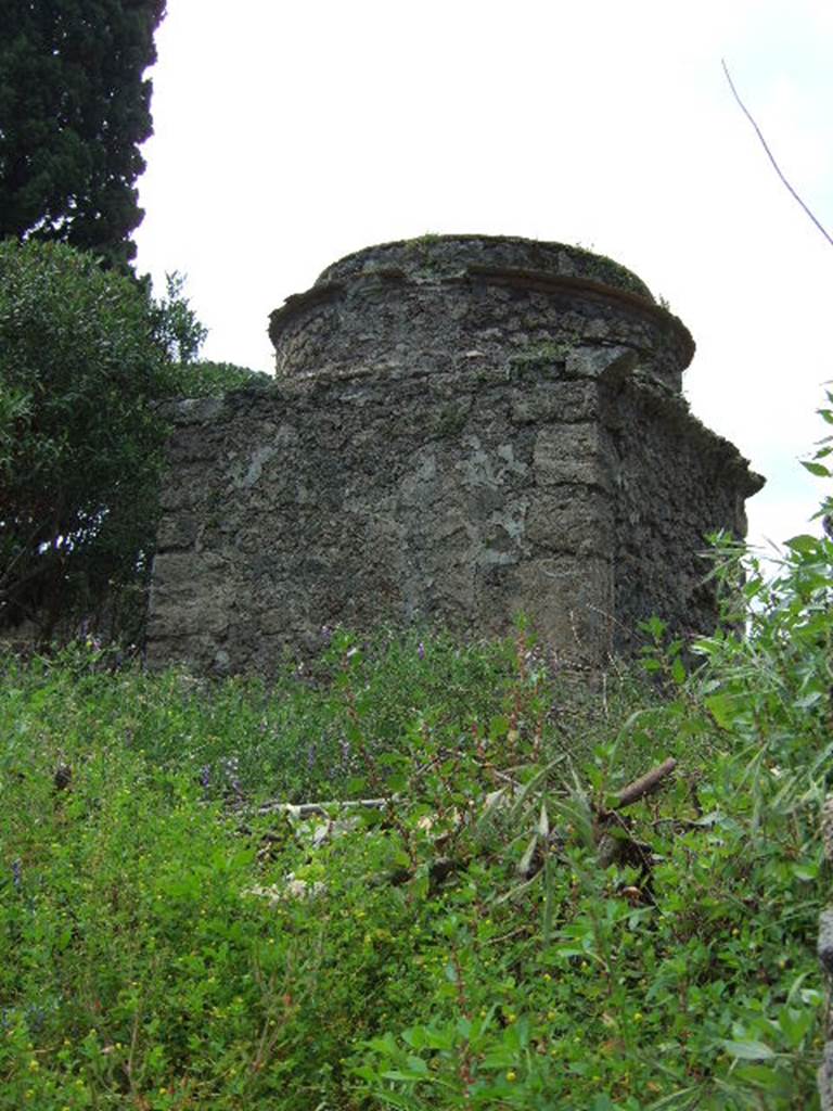 Pompeii Porta Nocera Tomb 3OS. May 2006. On top of the circular part may have stood a Tholos?
See D’Ambrosio, A. and De Caro, S., 1983. Un Impegno per Pompei: Fotopiano e documentazione della Necropoli di Porta Nocera. Milano: Touring Club Italiano. (3OS).
