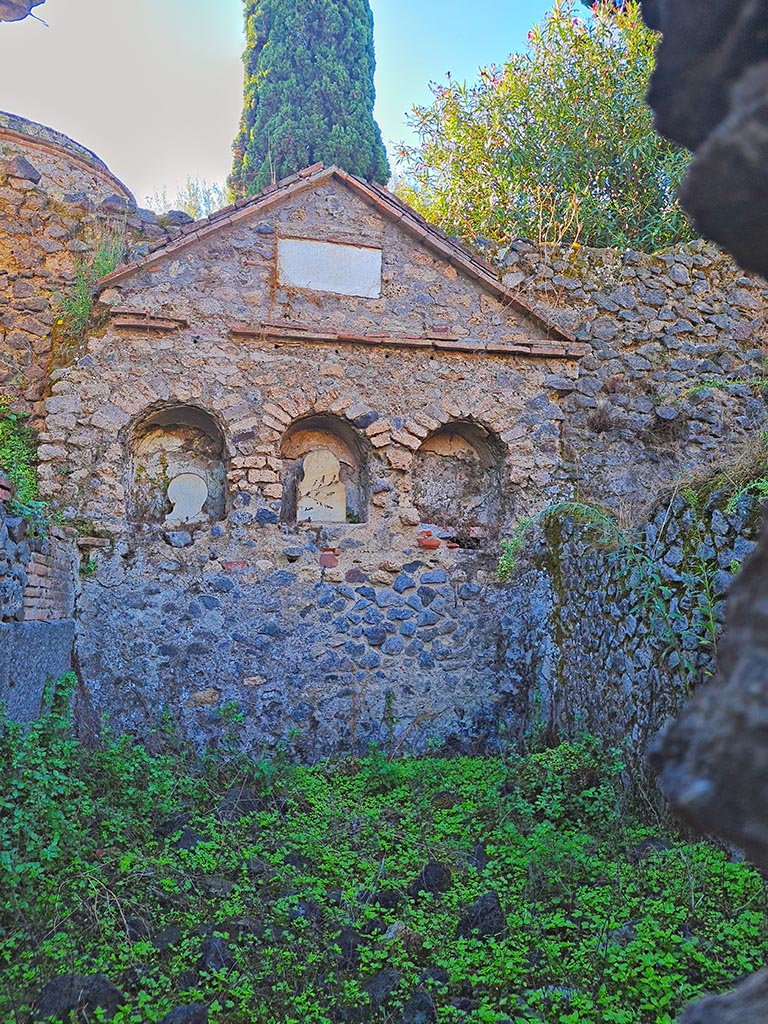 Pompeii Porta Nocera. October 2024.
Looking south to Tomb 5OS. Tomb of Aulus Clodius Iustus and the Clodii. Photo courtesy of Giuseppe Ciaramella.