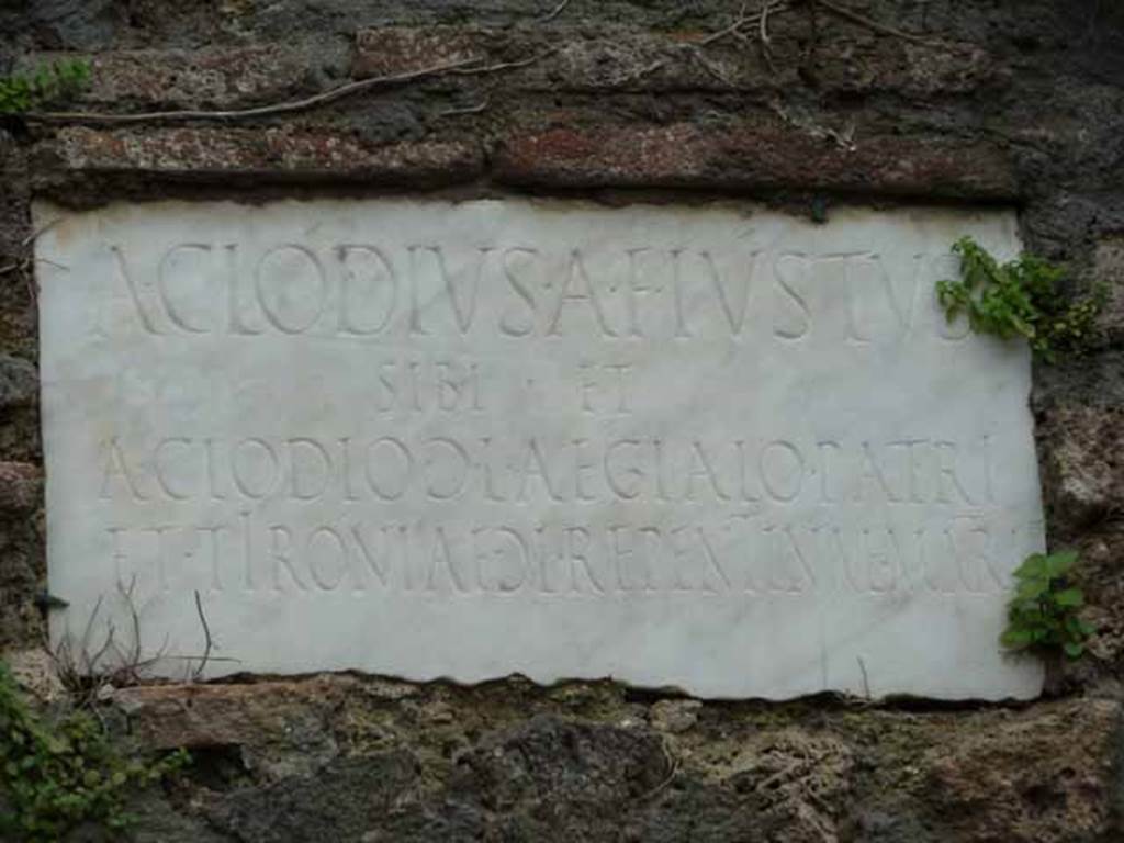 Pompeii Porta Nocera Tomb 5OS. May 2010. Marble plaque with latin inscription.
A(ulus) CLODIVS A(uli) F(ilius) IVSTVS
SIBI ET
A(ulo) CLODIO G(aiae) L(iberto) AEGIALO PATRI
ET TIRONIAE G(aiae) L(ibertae) REPENTINAE MATRI.