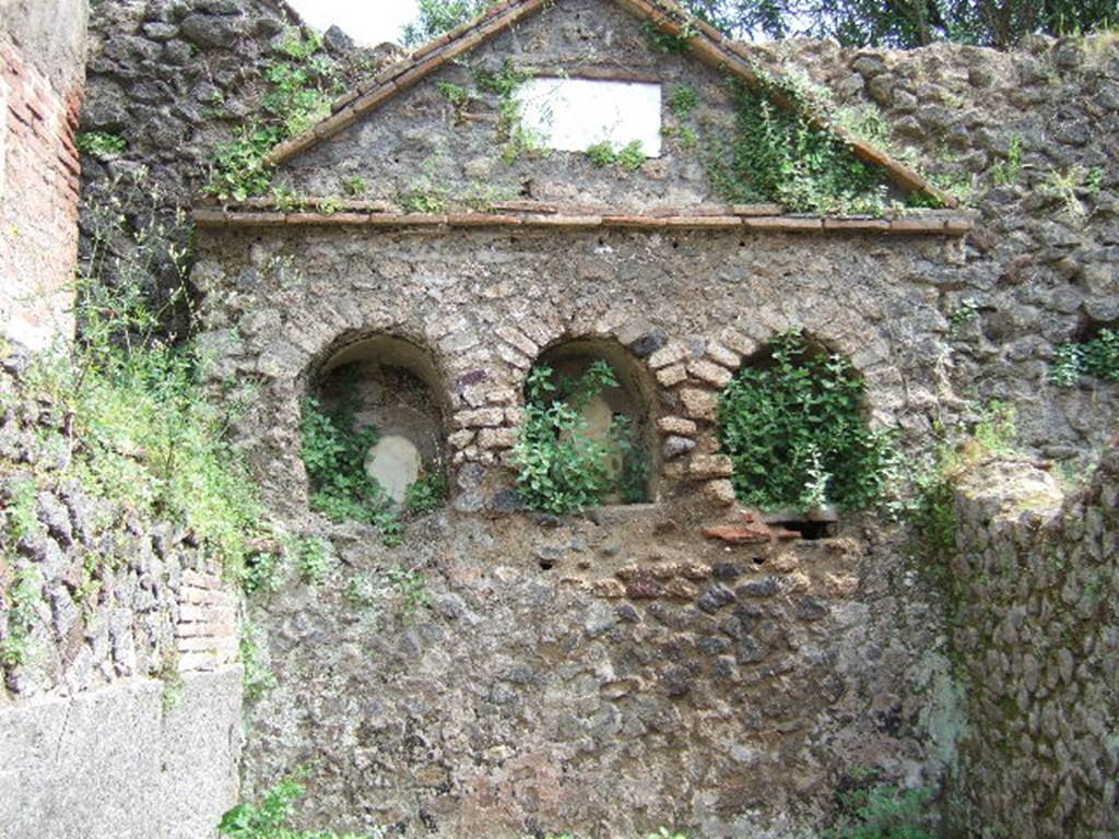 Pompeii Porta Nocera. May 2006. Tomb 5OS. In addition to the marble plaque, eight columelle were found against the south wall of the enclsure.
Five had inscriptions -
CLODIAE / A(uli) F(iliae) / SACERDOTI / P(ublicae).
CLODIA G(aiae) L(iberta) / NIGELLA PORCAR(ia) / PVBLICA.
A(ulus) CLODIVS / G(aiae) L(ibertus) FAVSTVS.
A(ulus) CLODIVS A(uli) F(ilius) / POMPEIANVS.
LVCIDVS / VIX(it) Ann(is) V.
See D’Ambrosio, A. and De Caro, S., 1983. Un Impegno per Pompei: Fotopiano e documentazione della Necropoli di Porta Nocera. Milano: Touring Club Italiano. (5OS).