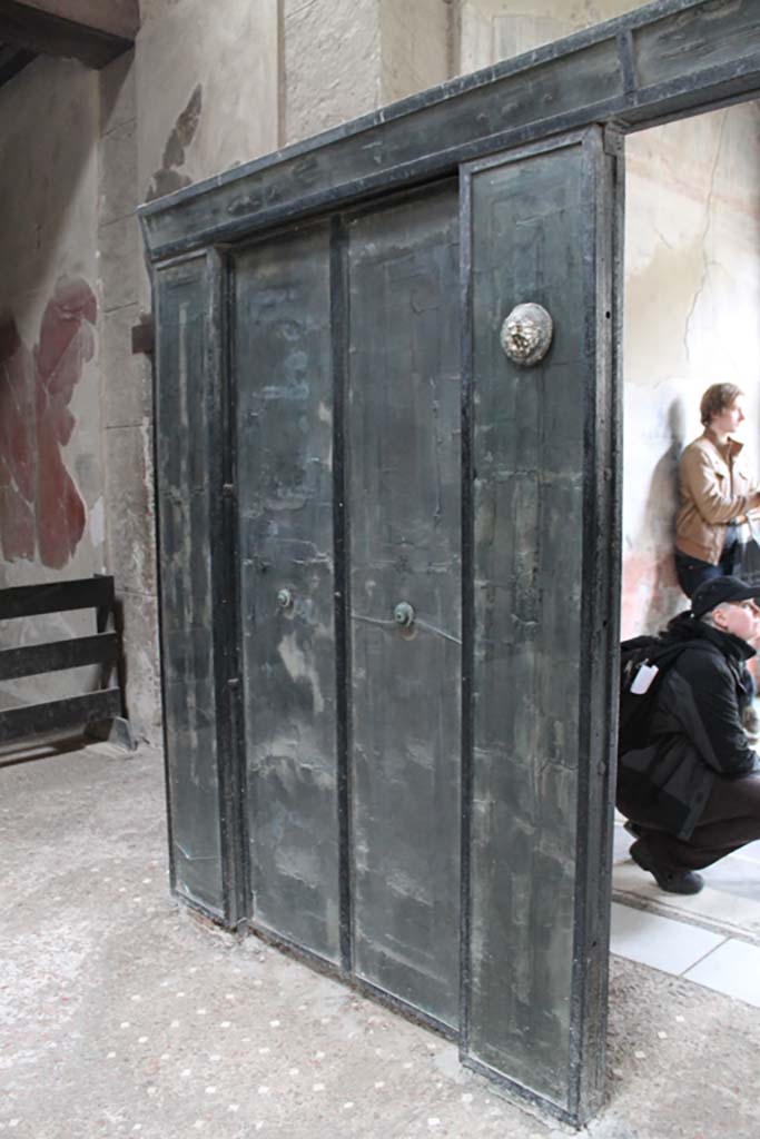 III.11 Herculaneum. March 2014. Room 6, wooden screen at south end of atrium/tablinum.
Foto Annette Haug, ERC Grant 681269 DÉCOR.
