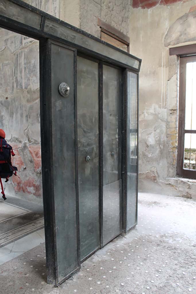 III.11 Herculaneum. March 2014. Room 6, wooden screen at north end of atrium/tablinum.
Foto Annette Haug, ERC Grant 681269 DÉCOR.
