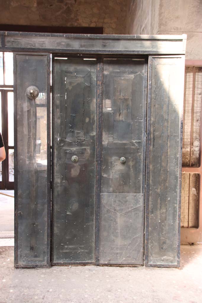 III.11 Herculaneum. September 2019. 
Room 6, looking from atrium towards wooden screen/partition at north end of tablinum. 
Photo courtesy of Klaus Heese. 
