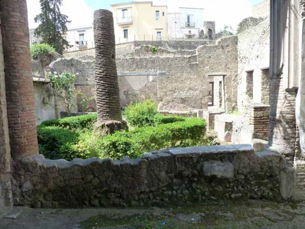 III.11 Herculaneum. May 2010. Area 11, looking west from tablinum 9.