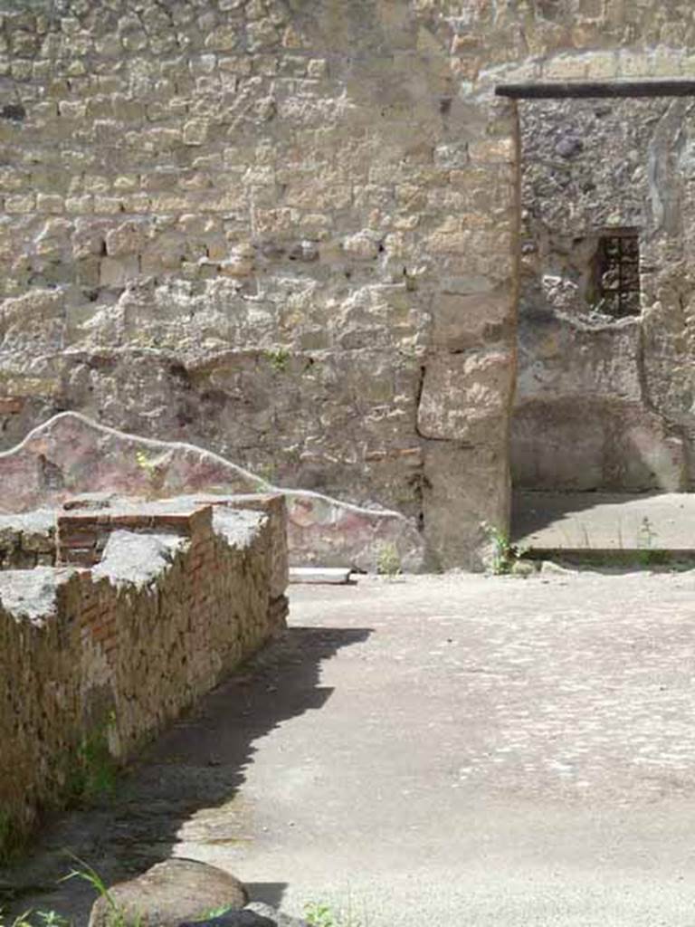 III.11 Herculaneum. May 2010. Looking west across north portico.