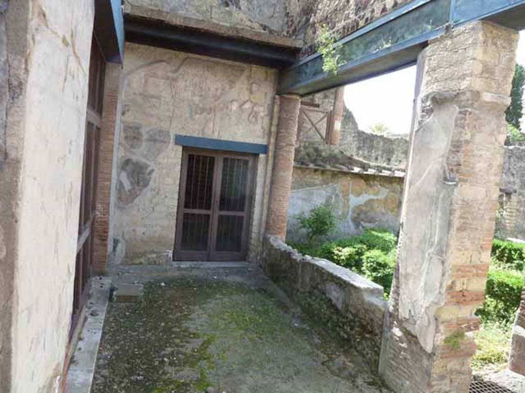 III.11 Herculaneum. May 2010. Looking south from doorway of III.8 across portico towards doorway from room 8.