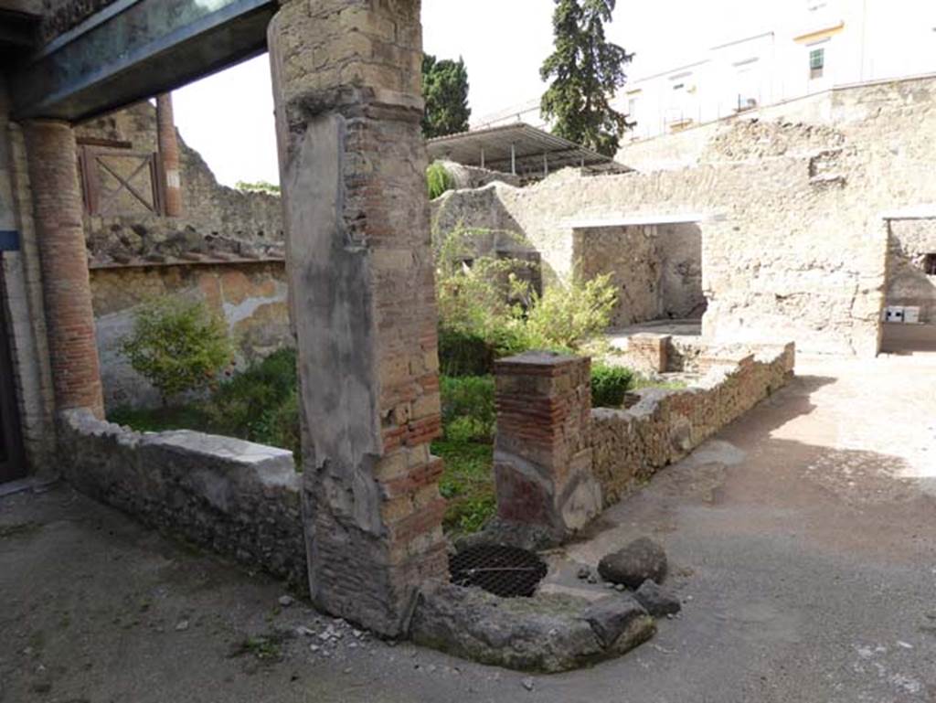 III.11 Herculaneum. October 2014. 
Looking south-west across peristyle garden towards doorways to room 14 to room 17. Photo courtesy of Michael Binns.
