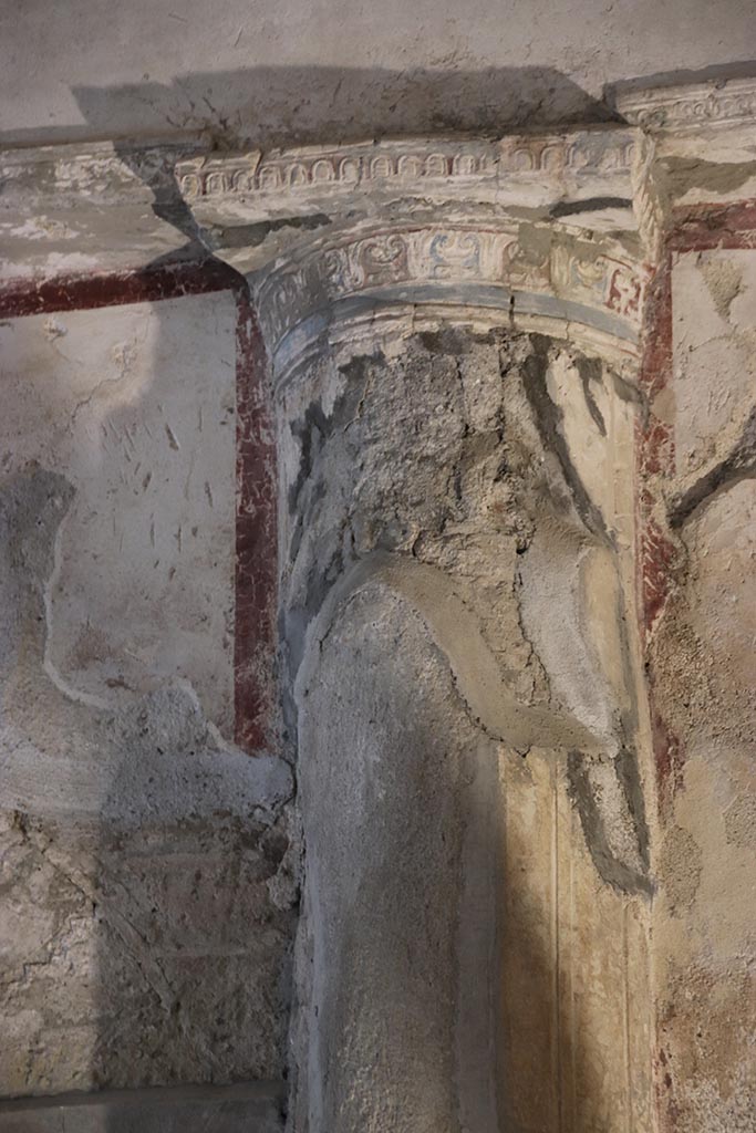 Suburban Baths, Herculaneum. October 2025. 
Detail of column by window on north end of west wall of possible waiting room or diaeta. Photo courtesy of Klaus Heese.

