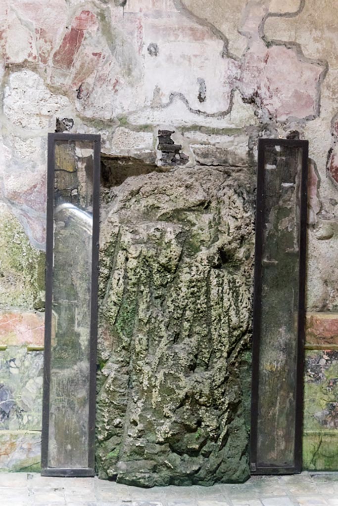 Herculaneum Suburban Baths. October 2023.
Frigidarium, remains of carbonised wooden door-jambs, outlined in black to emphasise their exact location.
This shows the wall of volcanic mud/debris flowing through the aperture. Photo courtesy of Johannes Eber. 
