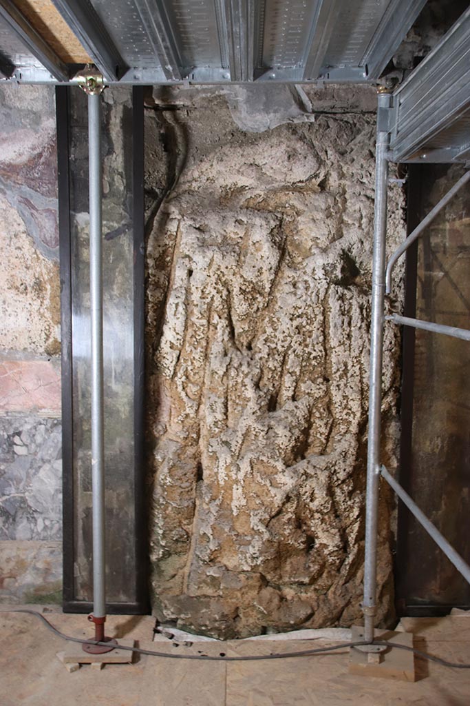 Suburban Baths, Herculaneum. October 2025. 
Frigidarium, north wall, detail of volcanic mud/debris flowing through the doorway with remains of carbonised wooden door-jambs, outlined in black.
Photo courtesy of Klaus Heese.
