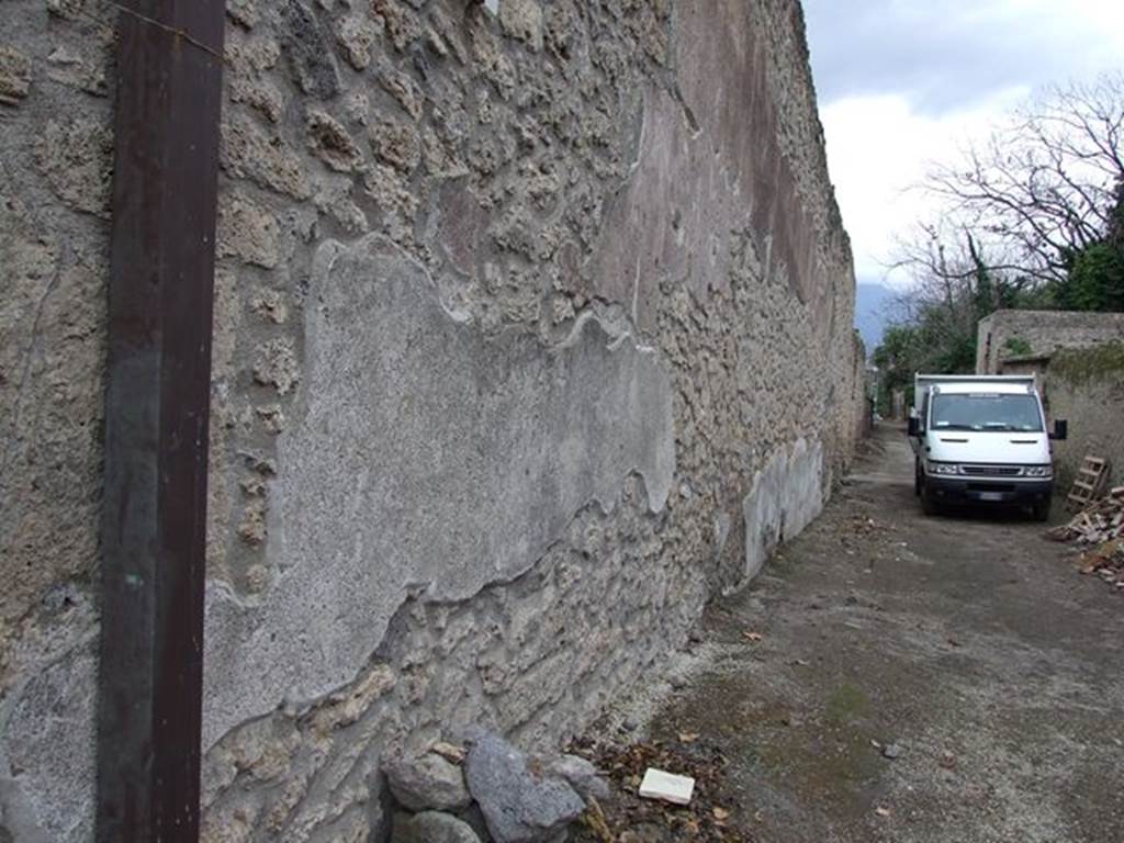 Plaster on side wall of I.16.4. December 2006. Was this the site of the street altar?