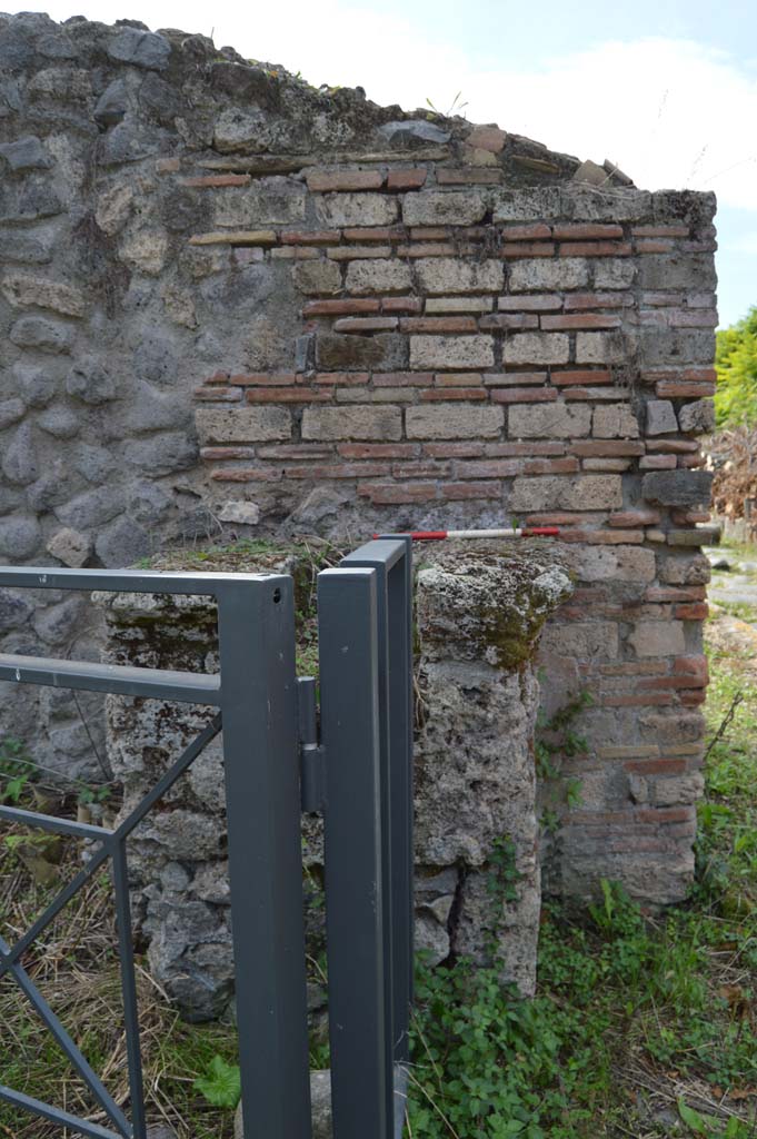 III.10.6 Pompeii. October 2018. Looking west to street altar.
Foto Taylor Lauritsen, ERC Grant 681269 DÉCOR
