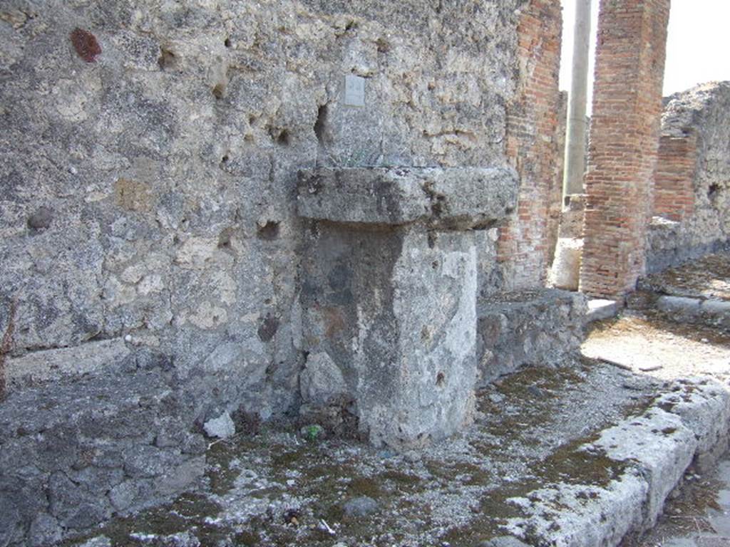 VII.7.22 Pompeii. September 2005. Street altar on south side of Vicolo dei Soprastanti.