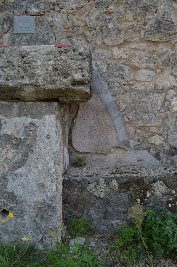 VII.7.22 Pompeii. October 2018. Looking south to remains of stucco on street wall, west of altar.
Foto Taylor Lauritsen, ERC Grant 681269 DÉCOR.
