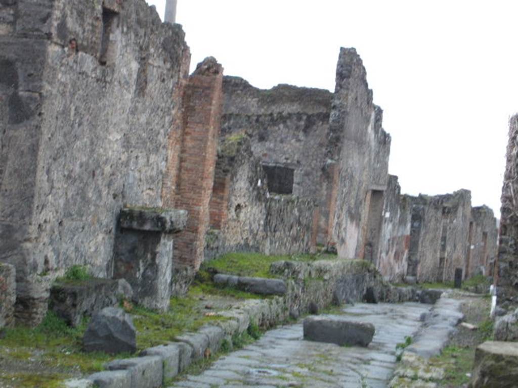 VII.7.22 Pompeii. December 2005. Altar on south side of Vicolo dei Soprastanti, looking west