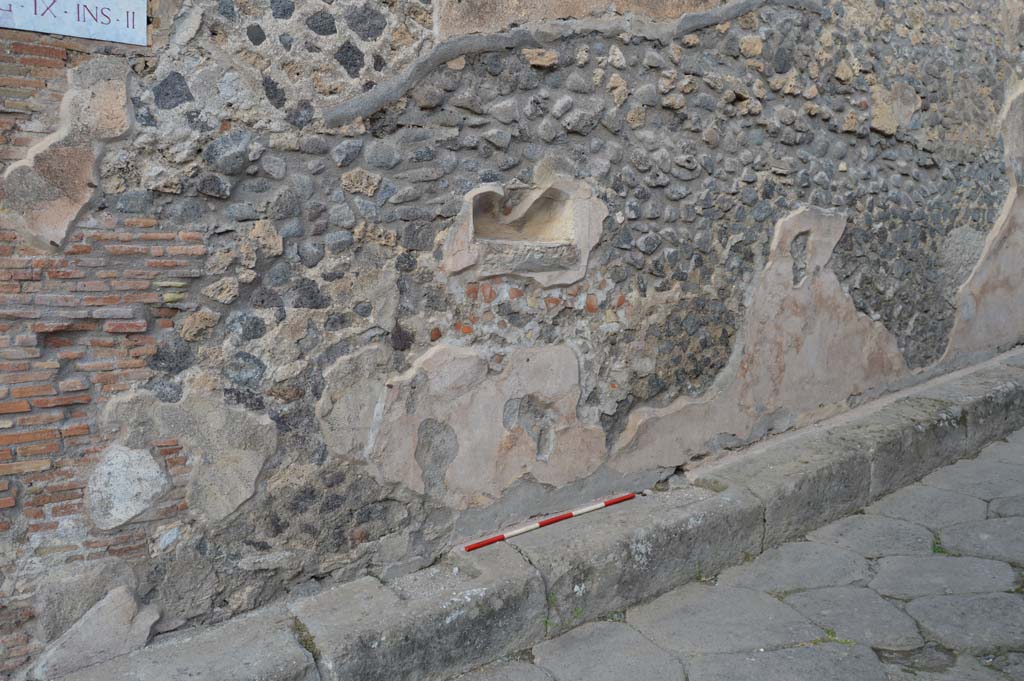 Street altar on north wall of Vicolo di Balbo, on outside south wall of IX.2.12. October 2018. Looking north-east.
Foto Taylor Lauritsen, ERC Grant 681269 DÉCOR.

