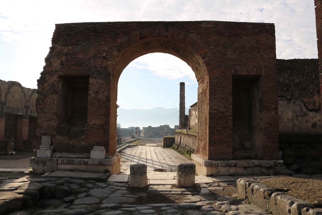 Arch at north-east end of the Forum. December 2018. 
Looking south from Via del Foro, into the Forum. Photo courtesy of Aude Durand.
